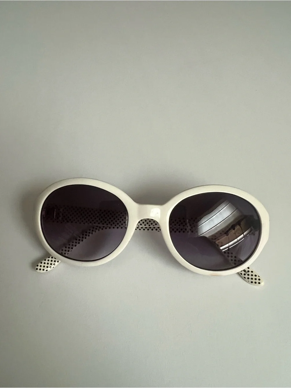White Oval Sunglasses - Classic Women's Shades mod vintage Style